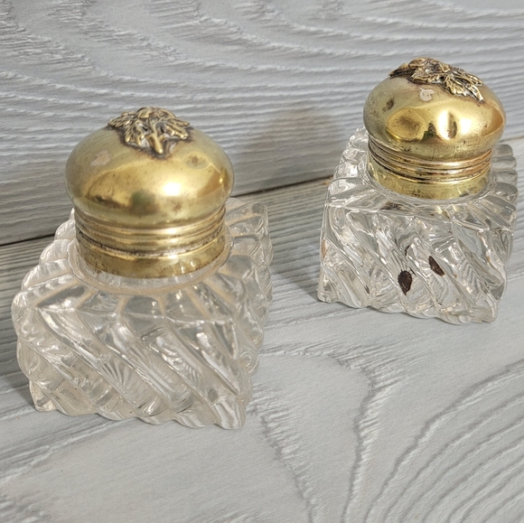 💎 Pair of 1800s Crystal & Brass Inkwells - Polished Vintage Classic Calligraphy - Picture 1 of 9